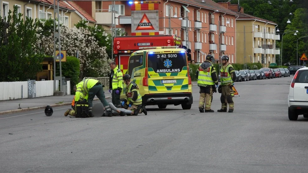 En person fick föras till sjukhus efter en mc-olycka på Trozelligatan på måndagskvällen.