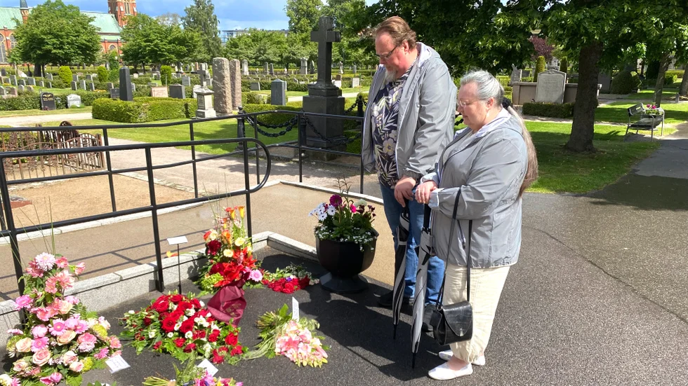 "Det är så lågt att stjäla begravningsblommor", säger Håkan Ljungqvist och Ilonka Wimmer Ljungqvist efter stölden i fredags, utanför kapellet på Matteus kykogård.