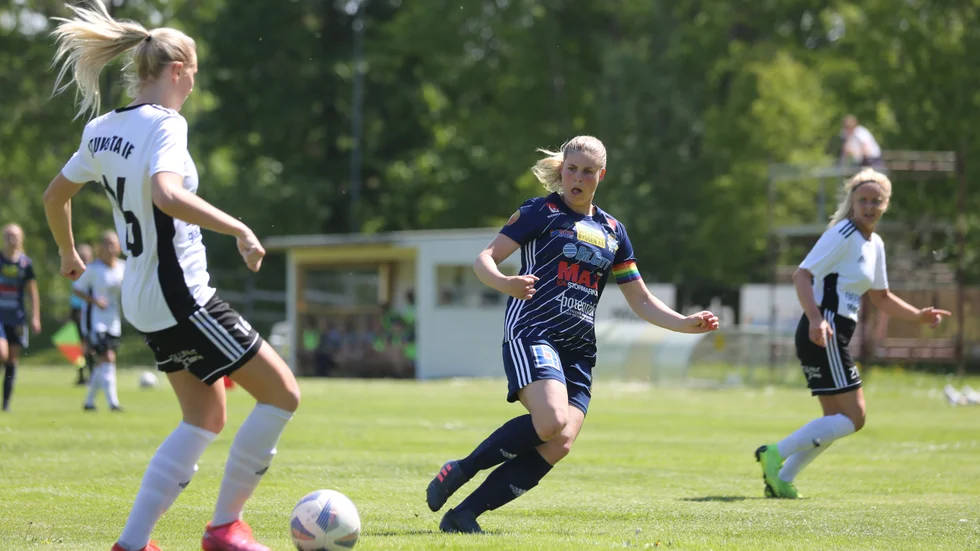 Agnes Nilsson startade men fick lämna matchen med ett ömt knä