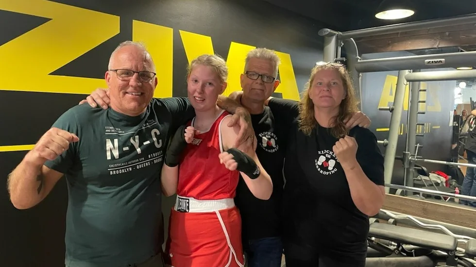 Tilda Pernu tillsammans med Joakim Storm, pappa Jari och mamma Anna.