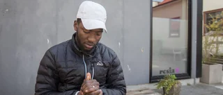 "De drar bort mattan under fötterna på honom"