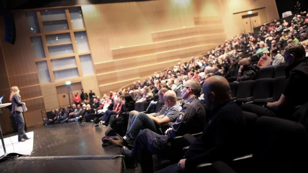 I går kväll, den här gången i större lokaler på Wisby strand, fick föräldrar och andra intresserade skaffa insikter och kunskaper om narkotika bland ungdomar. Konferencier var Julia Bendelin (till vänster). I förgrunden syns polis Conny Johansson vars föreläsning var central under informationskvällen.