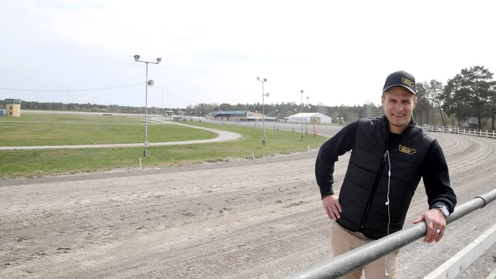 Travbanechefen Simon Röcklinger har bråda dagar innan det är dags för första travdagen.