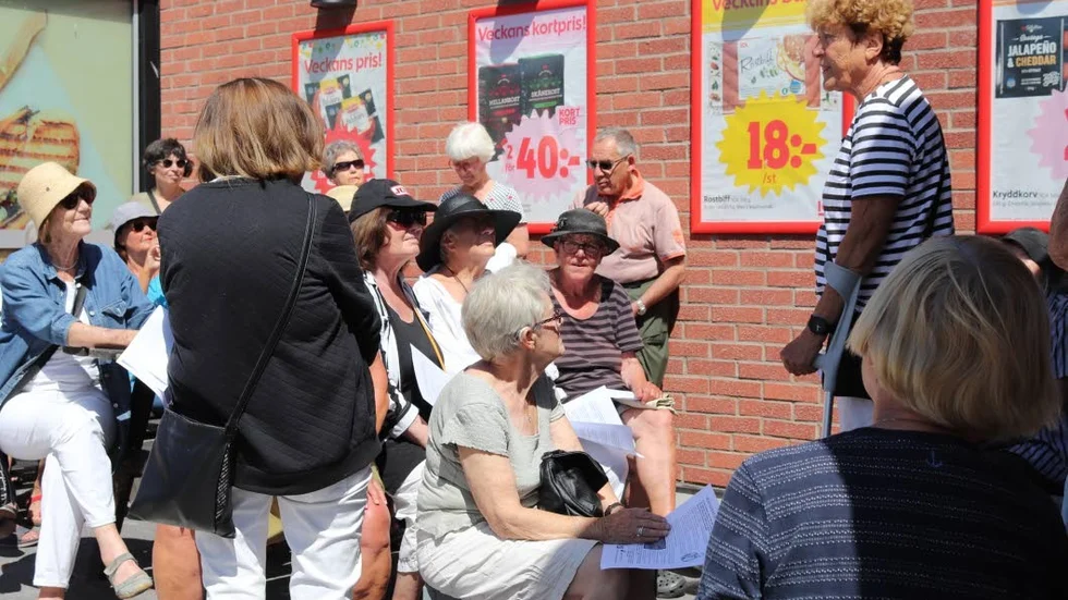 Ett 40-tal äldre slöt upp för att stötta de unga i sin klimatkamp.