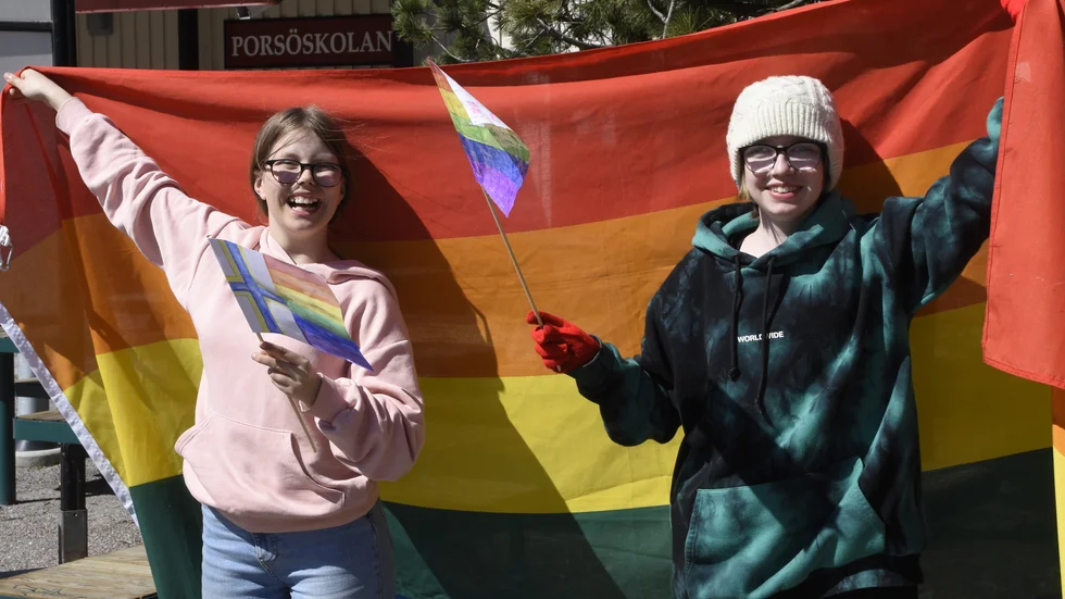 Alma Boström och Tilder Norsten gick längst fram i paraden och med den stora regnbågsflaggan. 