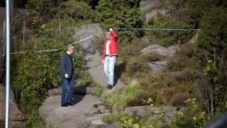Poliser vid platsen där kvinnan hittades död.