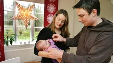 <7GT_Bildrubrik>föräldrar. </7GT_Bildrubrik>Marie Nilsson och Johan Jakobsson med dottern Hannah.