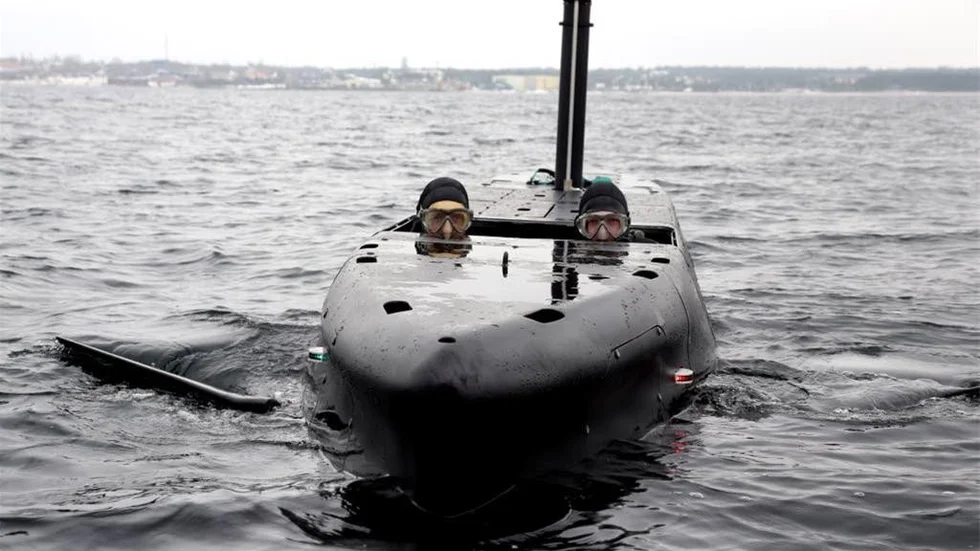 Smart Seal. Ubåten på väg ner i undervattensläge. På ytan går den hisnande 30 knop.