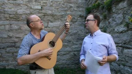 Olof Schwan och Mikael Ljungström förbereder sig inför kvällens unika konsert vid Folhammar raukfält i Adre.foto: Emelie Bergbohm