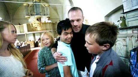Läraren Berne Appelqvist får en kram av Kan Pettersson. Berne kallade eleverna i 4-5-6:an sitt dream team, alltså det bästa gäng man kan tänka sig.
