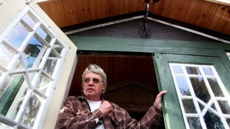 Hemmansägare. Björn Björn vid Botvide i Lau räds inte att ha 22 ton sten över huvudet. "Det är större chans att månen ramlar ner", säger han med ett betryggande skratt.