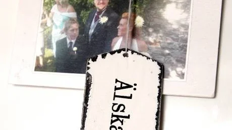 På kylskåpet. Bilden på makarna och sonen Pontus hänger på kylskåpet i villan.