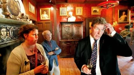 Åsa Unsgard och Göte Karlsson har renoverat möblerna. Till höger Joakim Hansson, ordförande i Brucebostiftelsen.