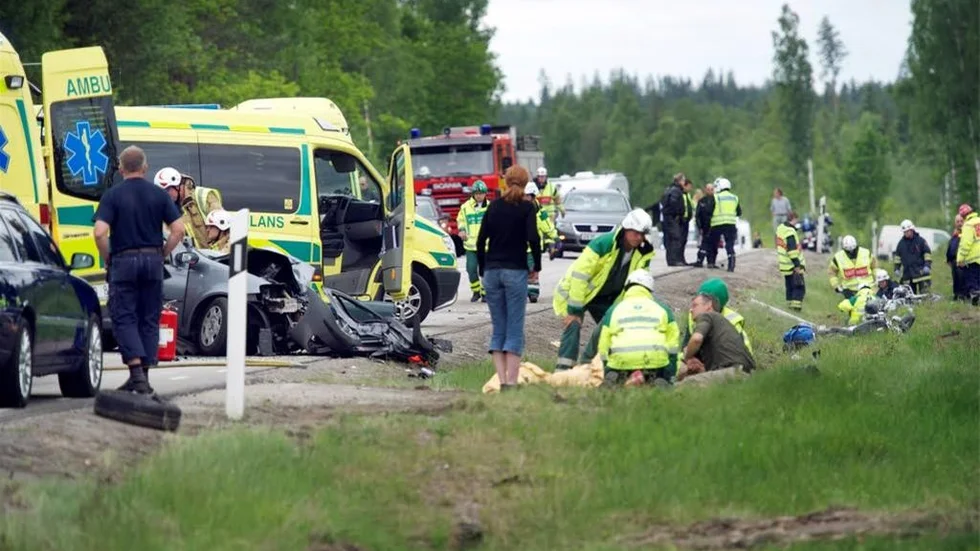 Trafiken stängdes av och räddningsarbetet var omfattande,                     sedan en personbil kört in i en kolonn av sju gotländska mc-förare strax sydväst om Växjö i torsdags. En gotlänning omkom.