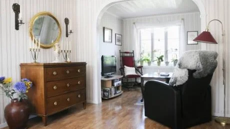 Vardagsrum. På övervåningen brukar paret Kihlén titta på teve. Inredningen är anpassad till den lite äldre stilen på våningen.