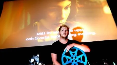 Millimeter(o)rättvisa. De 35 millimetersfilmer som distribueras från de svenska bolagen går först till storstäderna. Det kostar att kopiera filmerna och då får landsortens små biografer vänta på att storstadsbiograferna är färdiga med filmen.