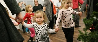 BILDER: Mycket glädje vid julgransplundring
