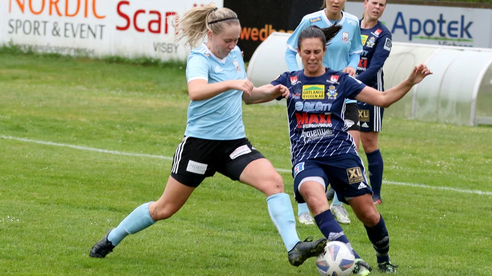 Mittfältaren Frida Starkenberg slet hårt i regnet på Visborgsvallen.