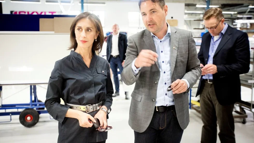 Henrik Svensson visar Azita Raji runt i fabriken i Visby.