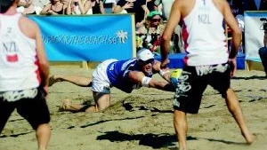 Fall framåt. Hannes Brinkborg gjorde en bra tävling tillsammans med sin beachvolleypartner Björn Berg. I finalen blev det dock förlust mot Nya Zeelands högt rankade världstourpar Jason och Pitman. Foto: Per Wallstedt