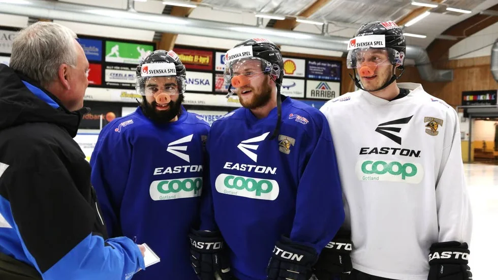 Grissnack. GA:s Ulf Jönsson fick ett snack med Visby Romas trio, Adam Rachidi, Tim Athley och Fredrik Sandberg inför kvällens match.