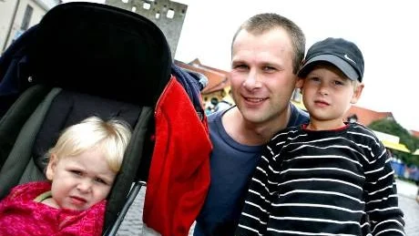 Gör något annat. Är det inte strandväder får man hitta på andra saker, främst för barnens skull, säger Anders Brandstedt, Linköping, här med barnen Algot, 4 år, och Selma, 2 år.
