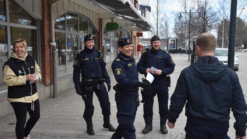 Polisen närvarade och delade bland annat ut flygbladet "Schyssta Luleåbor bryr sig, köper inte ut".