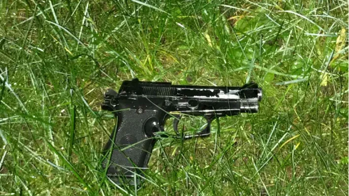 I gräset i en trädgård hittade polisen en skarpladdad pistol. Det är osannolikt att någon annan än de flyende ungdomarna kastat den där, enligt åklagaren, som anser att 19-åringen och 20-åringen är skyldiga.