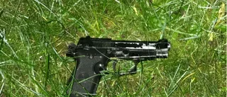 Männen nekar: Det var inte vi som kastade pistolerna • Kan dömas för grovt vapenbrott