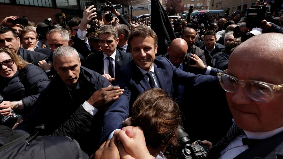 Emmanuel Macron besökte en marknad på ett torg i Cergy nordväst om Paris på onsdagen.