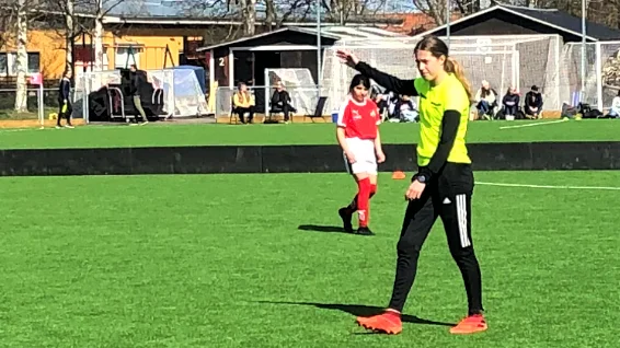 Ebba Seger dömde tio matcher under lördagen. 