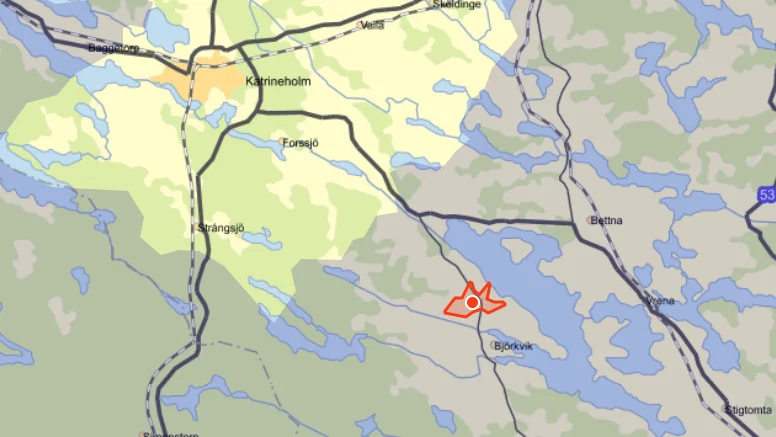 Ett okänt antal hushåll utanför Katrineholm drabbades av ett strömavbrott under lördagskvällen efter att ett träd fallit över en elledning.