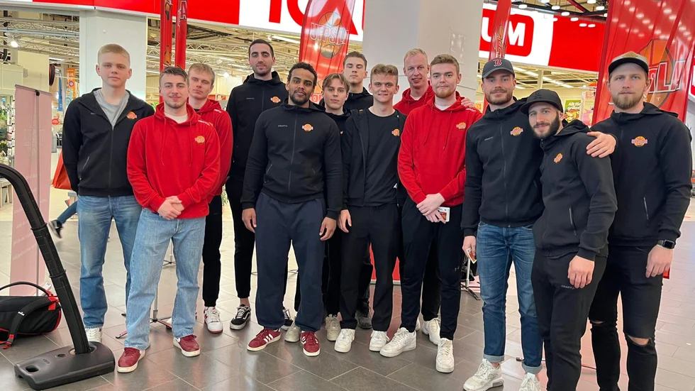 Spelarna i Uppsala Basket delade ut biljetter. 