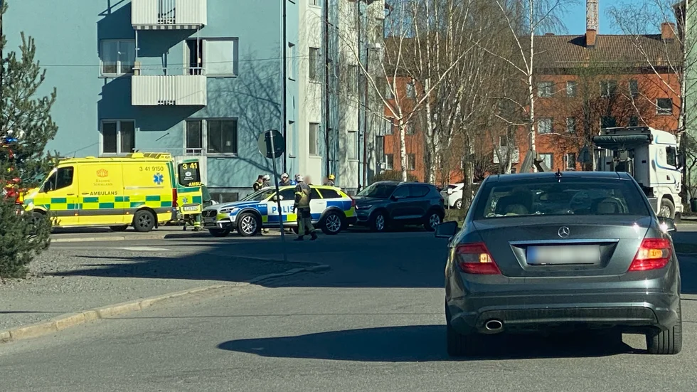 Polis, räddningstjänst och ambulans är på plats vid Sveaplan efter olyckan mellan en bilist och en motorcyklist.