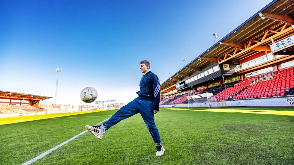 Daniilo Scherbakov flydde från kriget i Ukraina. Nu spelar han i Bodens BK:s U17-lag och drömmer om en framtida proffskarriär någonstans ute i Europa.