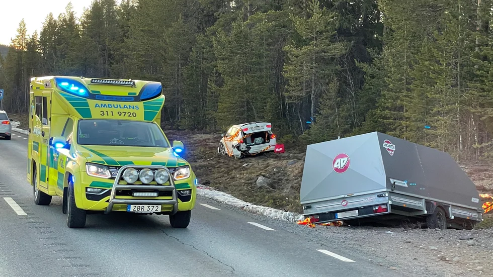 Två personer fick föras till sjukhus efter att ha kört av vägen söder om Glommerträsk. En av dem fick åka ambulanshelikopter och den andra ambulansbil.