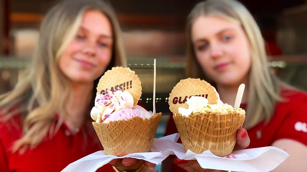 Vad är en sommar utan glass? Till helgen öppnar flera glassdiskar och tidningen har tagit tempen på dem. Några nyheter finns på menyerna – hos de flesta. "Det är gott med krispigheten till glassen", säger Moa Klaar (höger) vars favoritupplägg är den nygamla popcornsnäckan. Här syns den bredvid Edith Ekströms förstaval – polkasnäckan. 