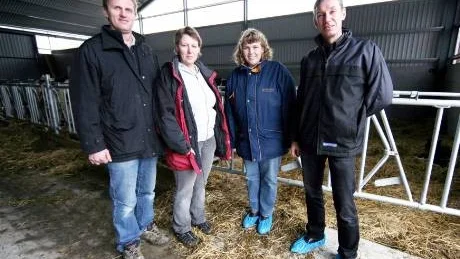 I rätt miljö. Anna Törnfeldt och Stefan Nypelius från LRF Konsult (de båda till höger)  åkte till Kent Pettersson och Karin Nyström i Endre för att presentera årets siffror om lönsamheten i lantbruket. Att den varit god för mjölkbönderna kunde Kent och Karin stryka under på.Foto: Rolf Jönsson
