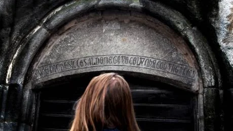 Gåta. Den svårtydda inskriften, ovanför en port i S:ta Karin, har länge varit en gåta. Nu har en grupp historieintresserade lyckats tyda inskriften. Foto: Henrik Radhe
