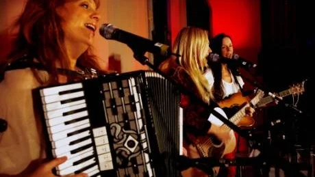 Dragspel, gitarr och mandolin. Annelie Roswall, Bittis Jakobsson och Annika Fehling vid fredagskvällens premiär i Stånga.