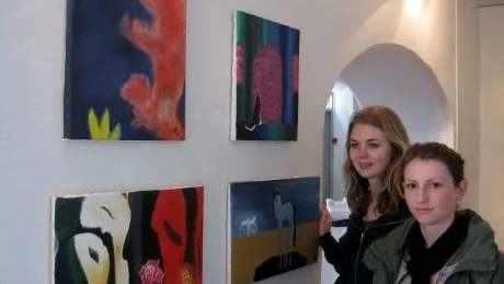 Inspirerade av Mattise och Dali har Åsa Ahlström och Sahra Nilsson målat sitt projektarbete som nu finns att se på utställningen.