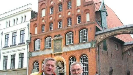 Två av visbygillets medlemmar, Bertil Ahlqvist och Lennart Kinnander, framför Schiffergesellschaft i Lübeck, det vackra huset som ägs av skeppargillet i Lübeck.