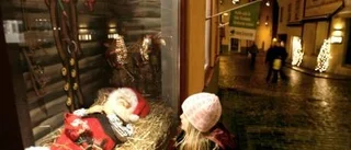 En regnig julskyltning med tomten och bocken