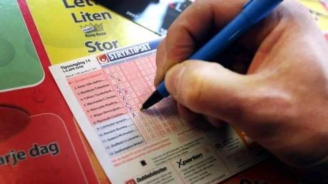 Vardaglig vana. Enligt Robert Ihrfors spelar 80 procent av svenskarna, men av dessa står 5 procent för 70 procent av den totala omsättningen. 2 procent beräknas vara spelmissbrukare. foto: tobias wallström