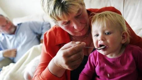Bra att ha mormor nära tycker lilla Leah, som här matas av Rose-Marie Thomas.