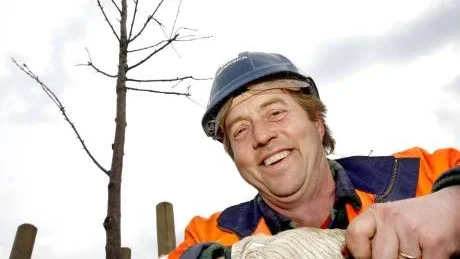 Bengt-Åke Nordahl har varit med och planterat träden. Och han har bara beröm till övers för dem och stadsträdgårdsmästaren.
