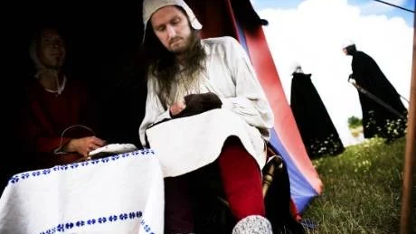Ragnar Hultgren och Lars Holmgren är två boende i det medeltida lägret på galgbacken.