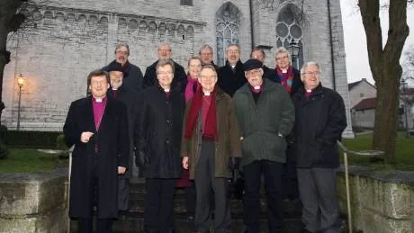 Biskoparna samlade utanför Domkyrkan. Fr.v. Lennart Koskinen, Visby, Tony Guldbrandzén, Härnösand, Carl Axel Aurelius, Göteborg, Martin Lind, Linköping, Hans-Erik Nordin, Strängnäs, Caroline Krook, Stockholm, Erik Aurelius, Skara, , Anders Wejryd, ärkebiskop,Esbjörn Hagberg, Karlstad, Claes-Bertil Ytterberg, Västerås,Ragnar Persenius, Uppsala, Antje Jackelén, Lund, Hans Stiglund, Luleå. Foto: rolf jönsson