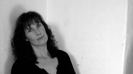 Ylva Olsson som tidigare sjungit in Edith Södergrans dikter på skiva kommer nu med ytterligare en svensk kvinnlig poet  Maria Wine.
