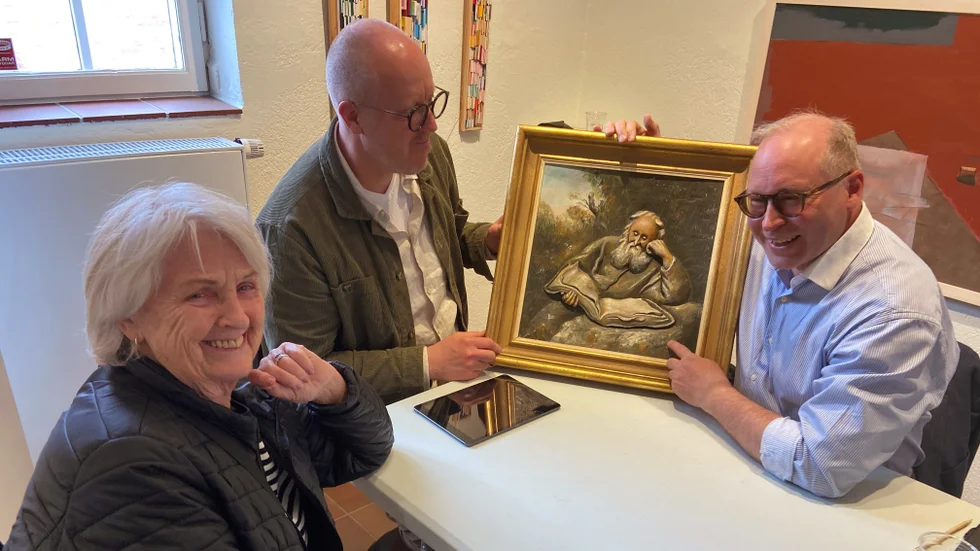 Mona Spjut hade med sig en tavla av konstnären Filip Lindqvist. Experterna Fredrik Swärd och Petri Jörstål kunde berätta att en annan tavla av konstnären tidigare har värderats till 800 kronor.